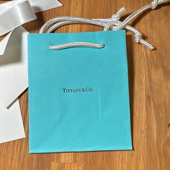 Tiffany packaging: blue box, gift card, envelope, ribbon, bag and shipping box - Picture 6 of 12